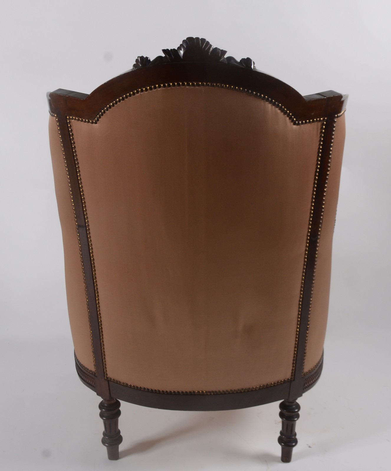Bergere com estrutura de madeira, estofada e forrada em tecido bege e... - foto 4 de 7