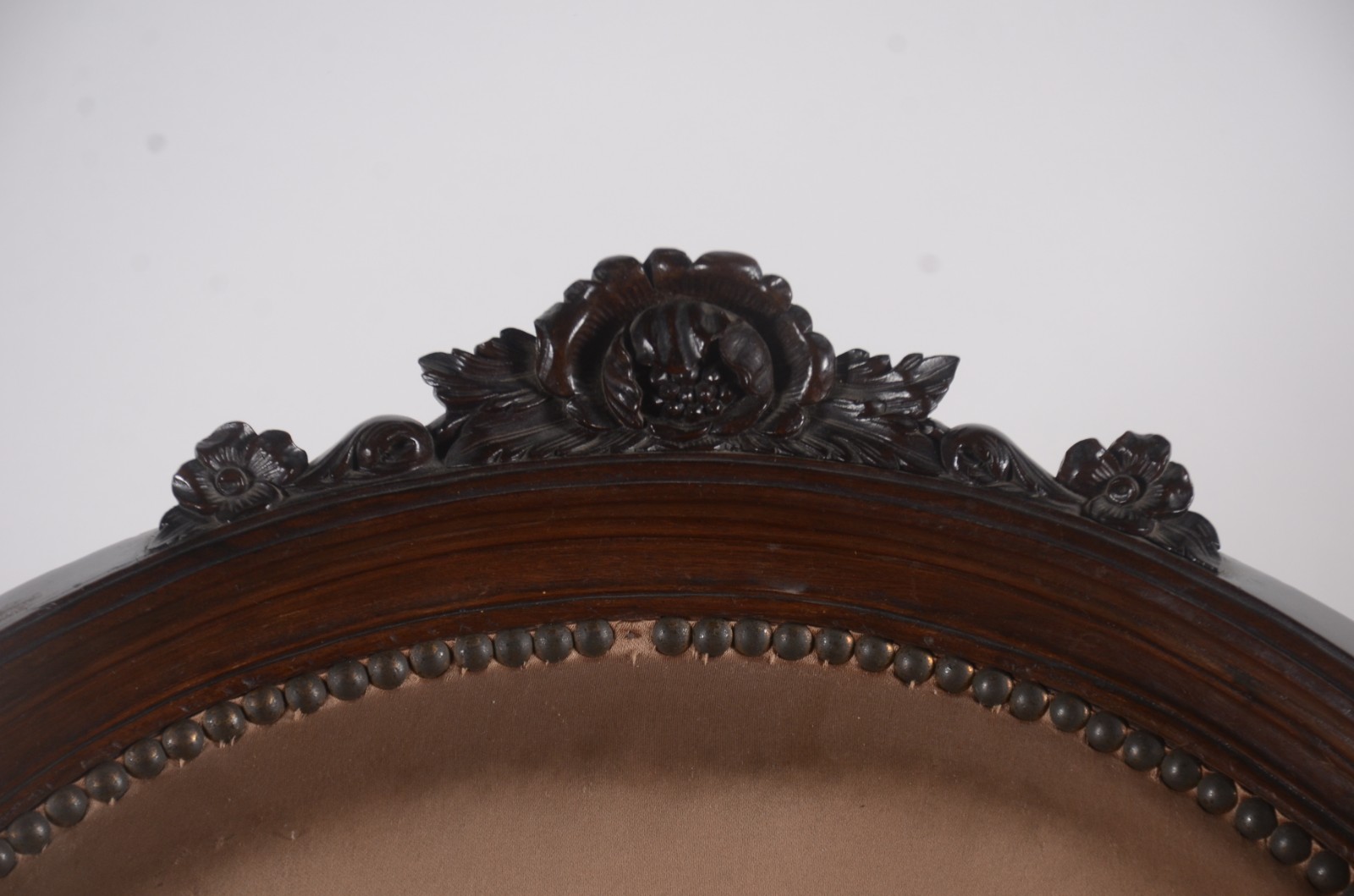 Bergere com estrutura de madeira, estofada e forrada em tecido bege e... - foto 7 de 7