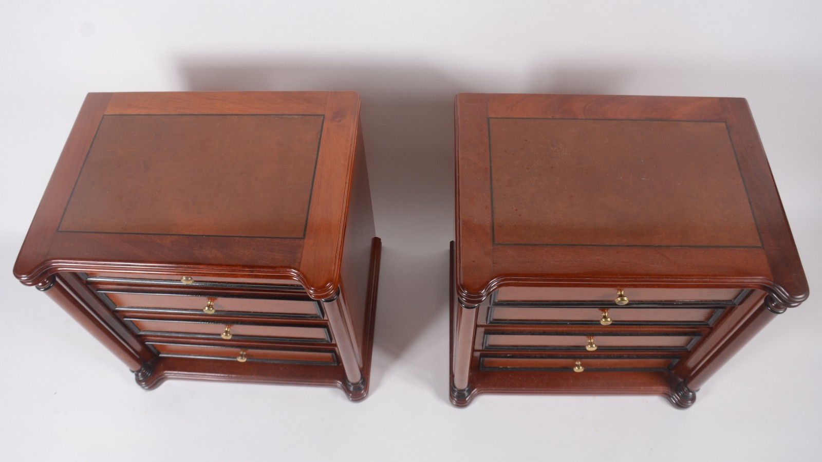 Conjunto de cama de casal de madeira nobre, completa com laterais e... - foto 3 de 9
