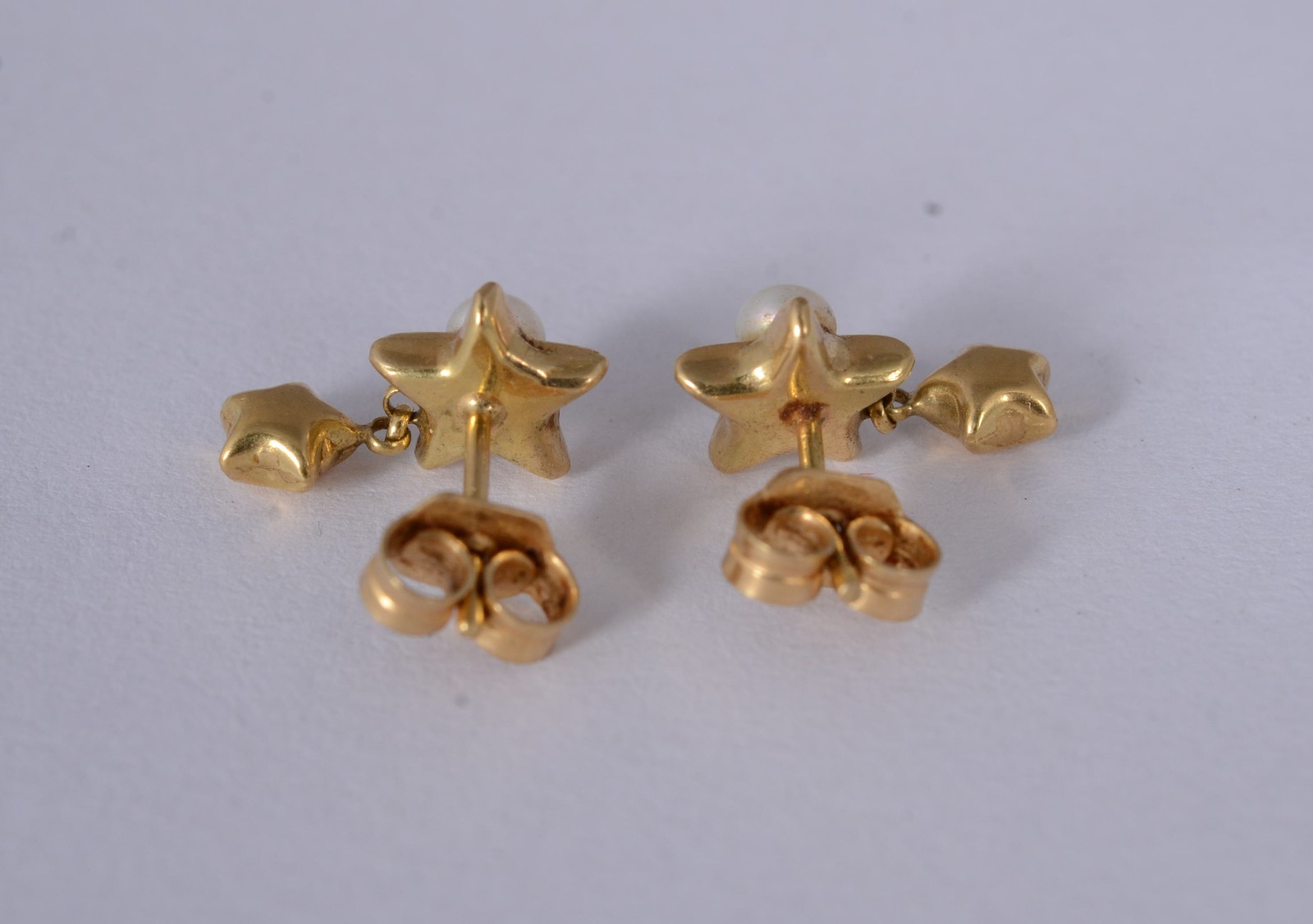 Par de brincos de ouro 18 k., feitio estrela com 2 perolas. (Por... - foto 3 de 6