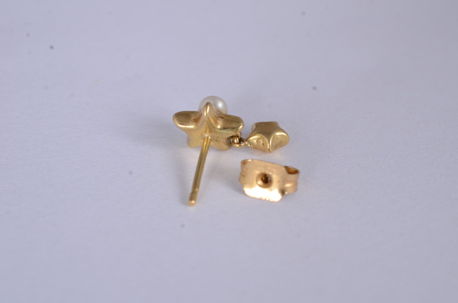Par de brincos de ouro 18 k., feitio estrela com 2 perolas. (Por... - foto 5 de 6