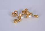Par de brincos de ouro 18 k., feitio estrela co... - Par de brincos de ouro 18 k., feitio estrela com 2 perolas. <br>(Por motivos de segurança a peça não se encontra na loja).<br>