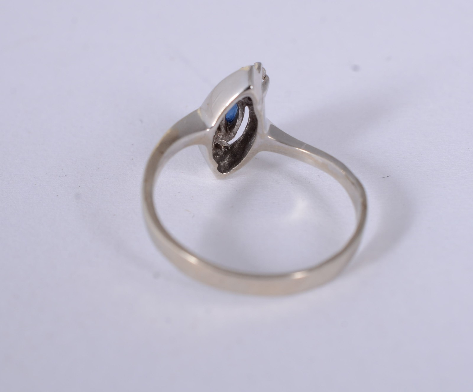 Anel de ouro branco com 2 brilhantes e safira azul central, aro 16... - foto 5 de 8
