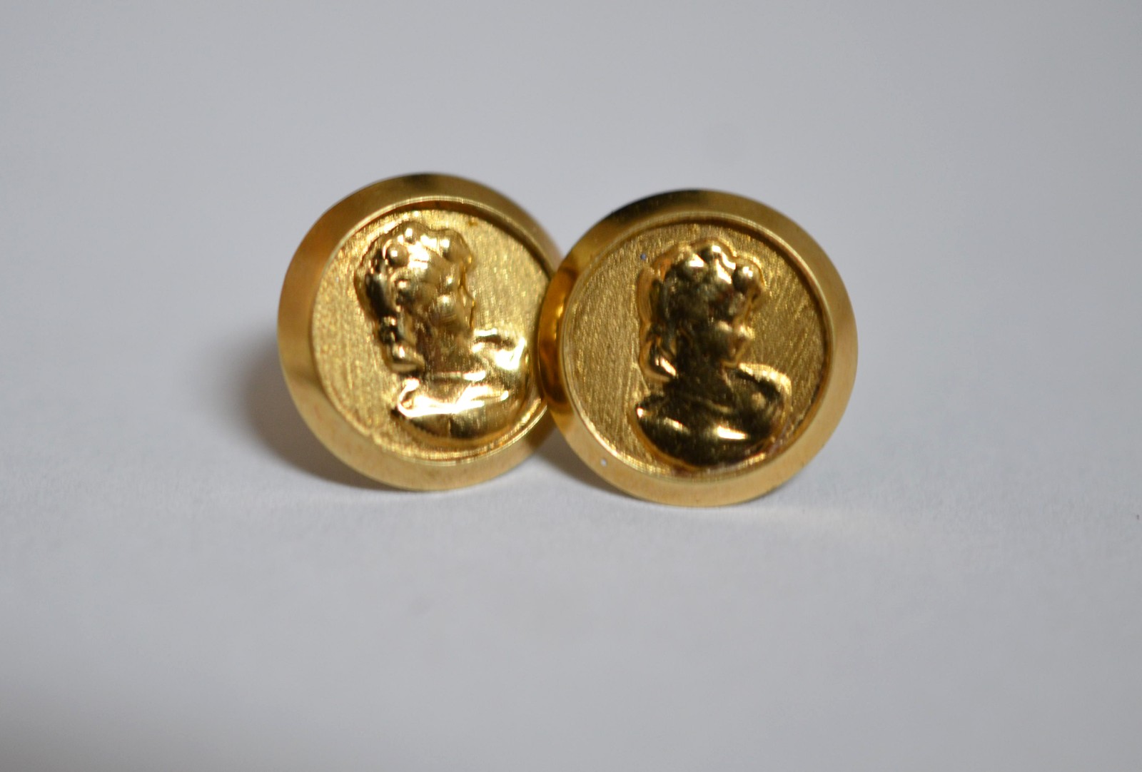 Par de brincos de ouro amarelo 18 k., feitio figura feminina. (Por... - foto 1 de 3