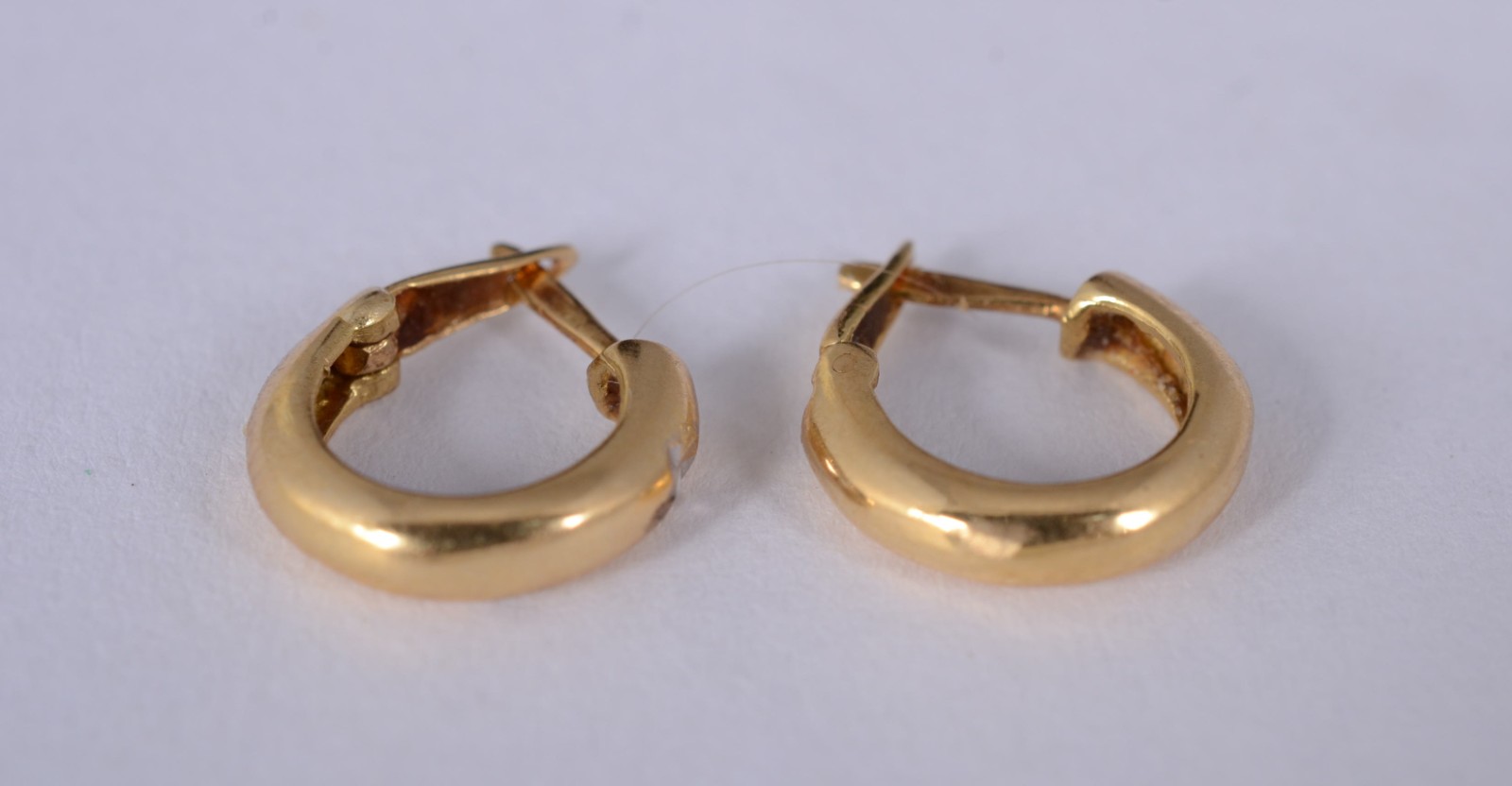 Par de brincos de ouro amarelo 18k., feitio argola. (Por motivos de... - foto 1 de 5