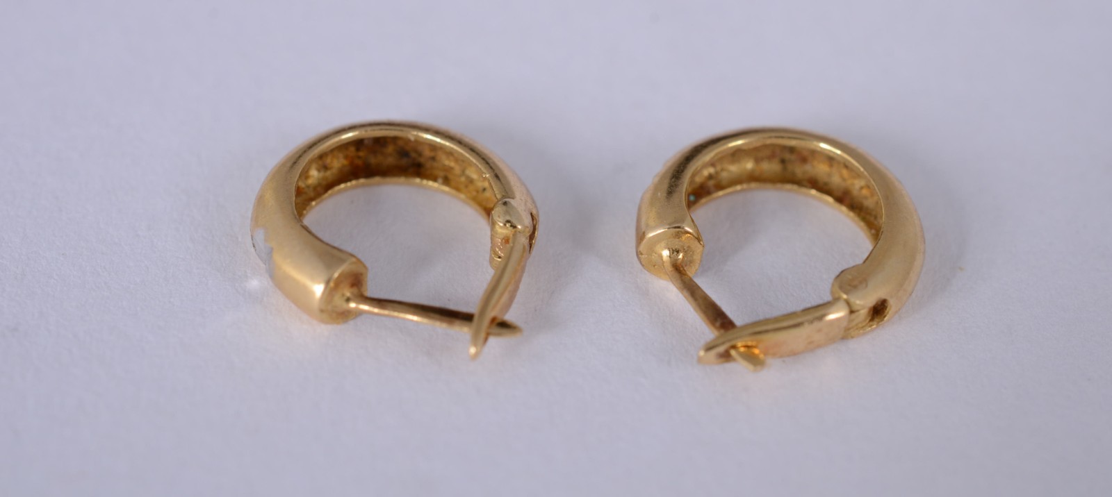 Par de brincos de ouro amarelo 18k., feitio argola. (Por motivos de... - foto 2 de 5