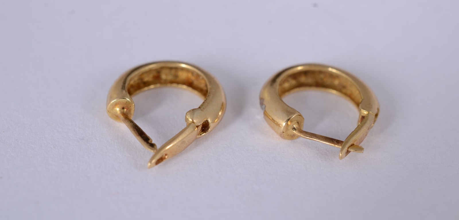 Par de brincos de ouro amarelo 18k., feitio argola. (Por motivos de... - foto 3 de 5
