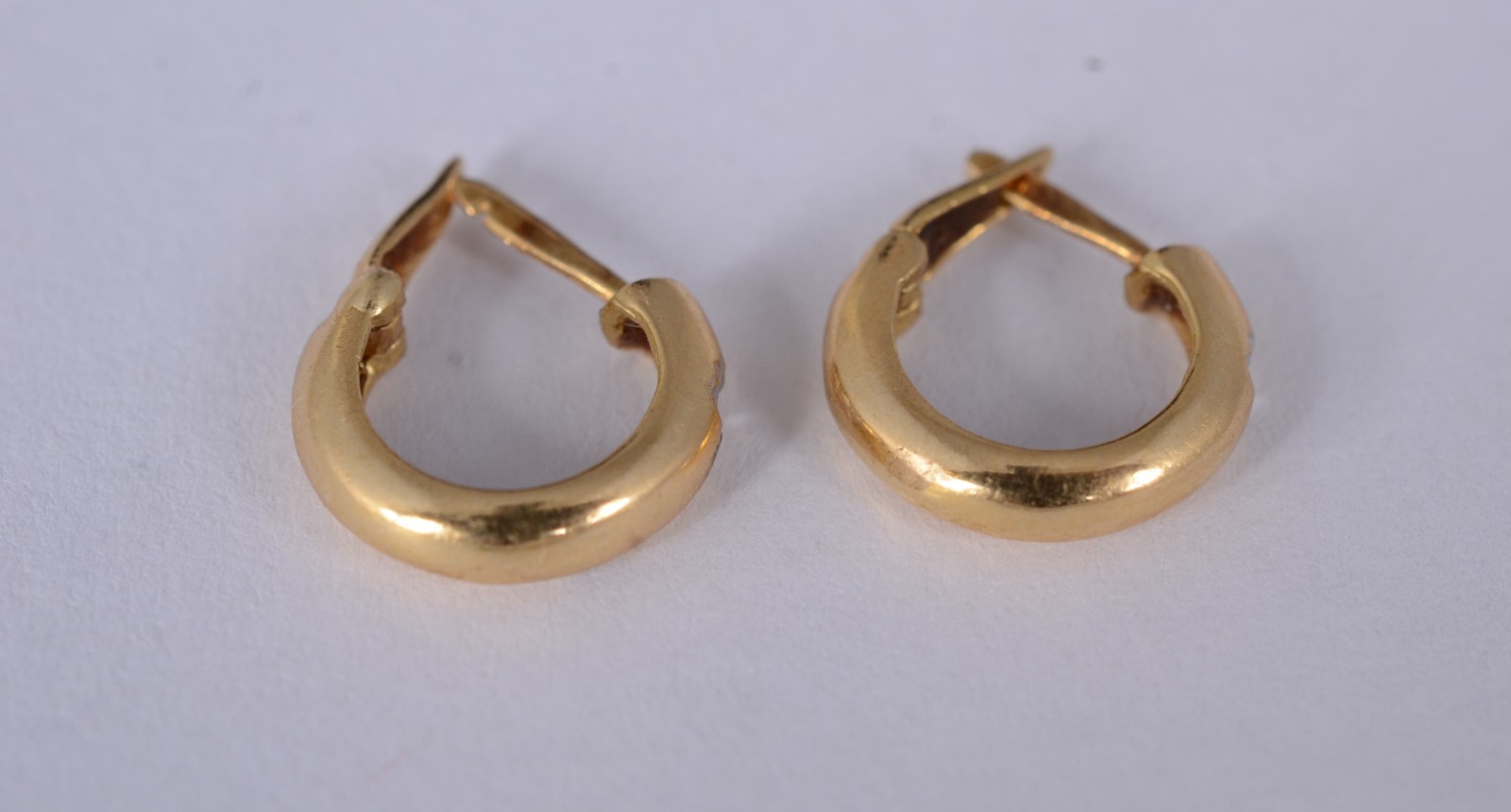 Par de brincos de ouro amarelo 18k., feitio argola. (Por motivos de... - foto 4 de 5