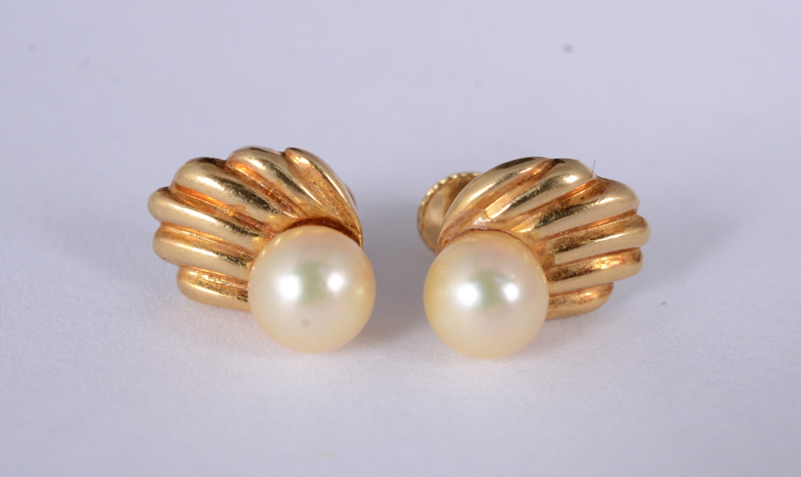 Par de brincos de ouro amarelo 18 k., com 2 pérolas. (Por motivos de... - foto 1 de 4