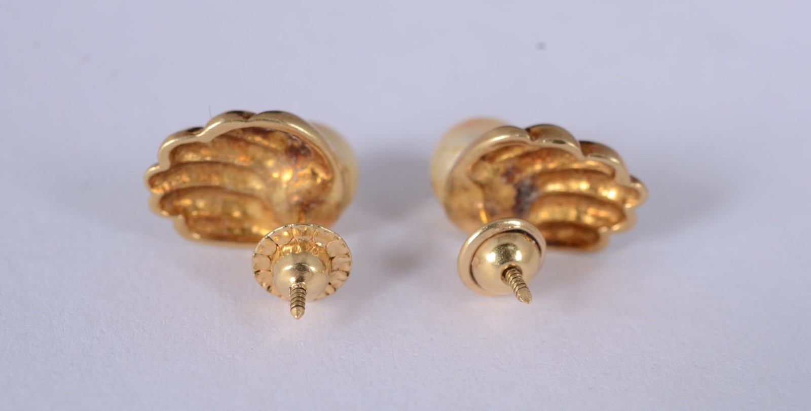 Par de brincos de ouro amarelo 18 k., com 2 pérolas. (Por motivos de... - foto 2 de 4