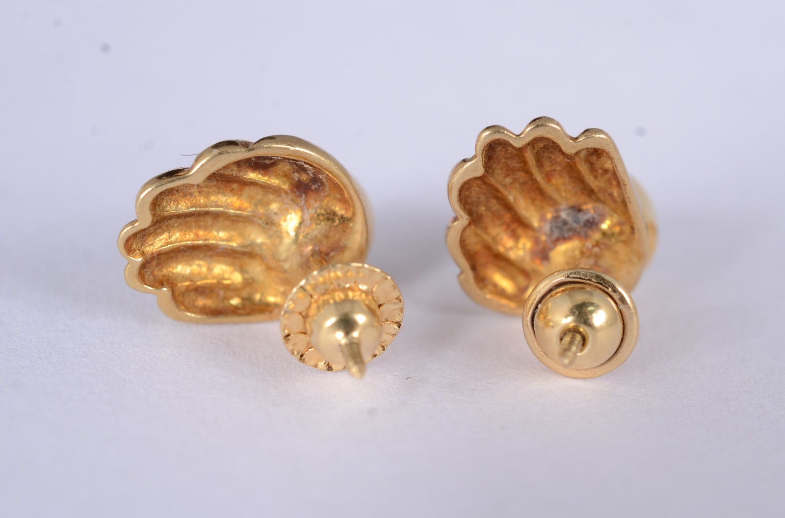 Par de brincos de ouro amarelo 18 k., com 2 pérolas. (Por motivos de... - foto 3 de 4
