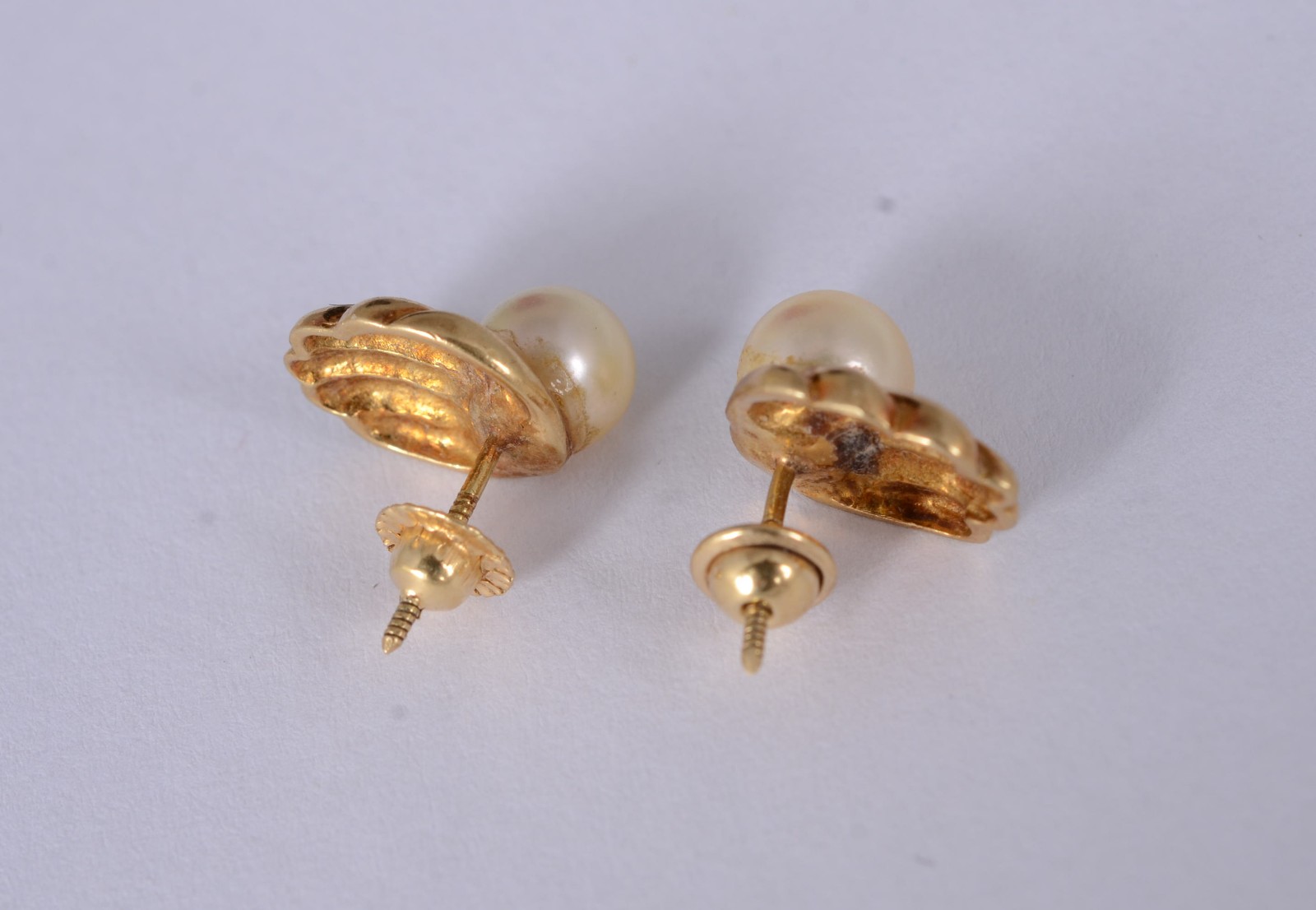 Par de brincos de ouro amarelo 18 k., com 2 pérolas. (Por motivos de... - foto 4 de 4