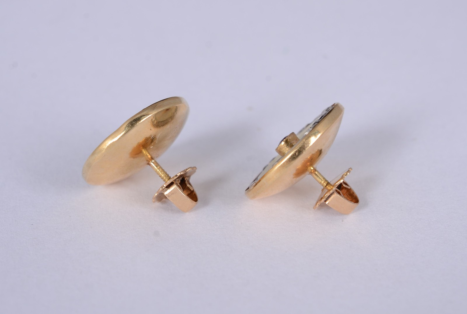 Par de brincos de ouro amarelo 18 k., contraste 750mls com 2 madre... - foto 2 de 3