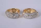 Par de brincos de ouro amarelo 18 k., feitio ar... - Par de brincos de ouro amarelo 18 k., feitio argolas cravejados com 50 brilhantes de 00,2 total 1.ct. (Por motivos de segurança a peça não se en...