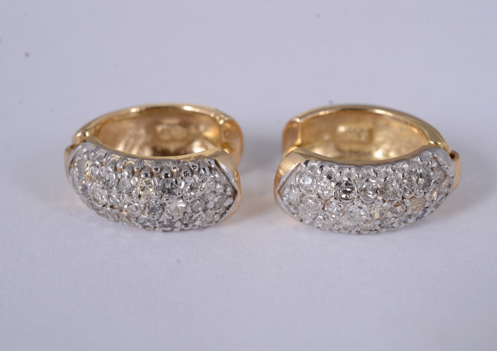 Par de brincos de ouro amarelo 18 k., feitio argolas cravejados com... - foto 1 de 5