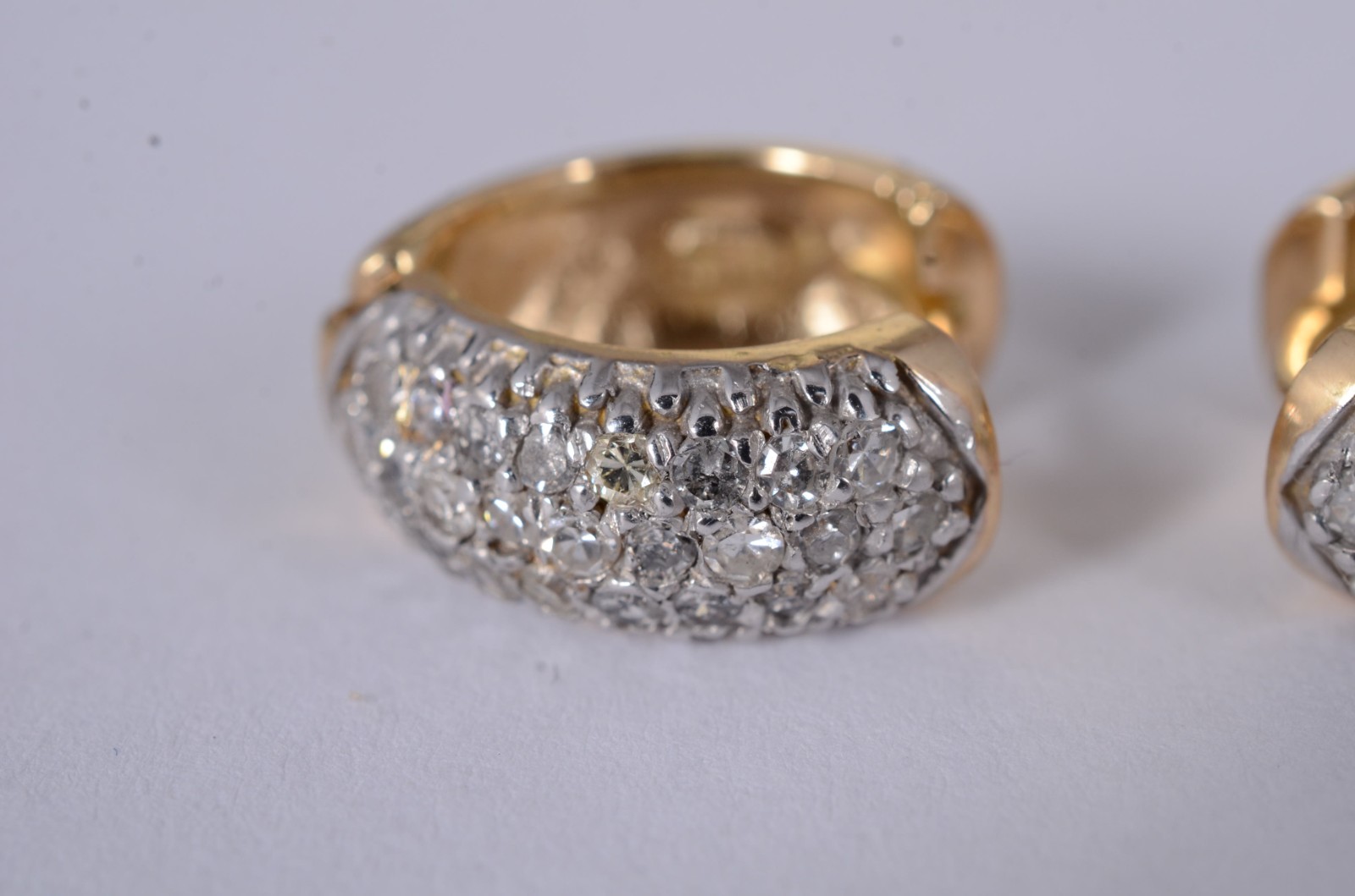 Par de brincos de ouro amarelo 18 k., feitio argolas cravejados com... - foto 2 de 5