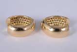 Par de brincos de ouro amarelo 18 k., feitio ar... - Par de brincos de ouro amarelo 18 k., feitio argolas cravejados com 50 brilhantes de 00,2 total 1.ct. (Por motivos de segurança a peça não se en...