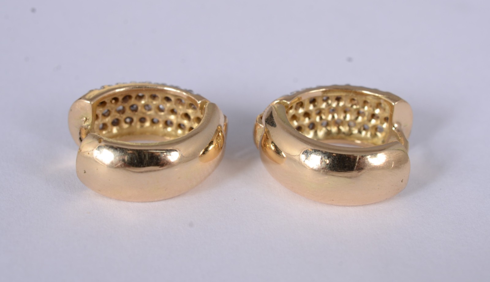 Par de brincos de ouro amarelo 18 k., feitio argolas cravejados com... - foto 3 de 5
