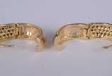 Par de brincos de ouro amarelo 18 k., feitio ar... - Par de brincos de ouro amarelo 18 k., feitio argolas cravejados com 50 brilhantes de 00,2 total 1.ct. (Por motivos de segurança a peça não se en...