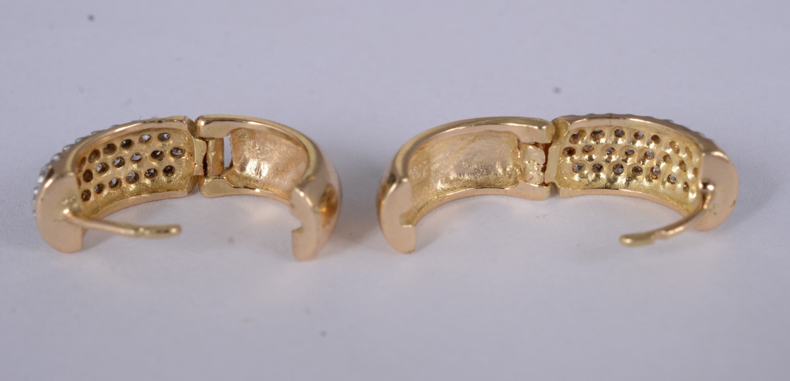 Par de brincos de ouro amarelo 18 k., feitio argolas cravejados com... - foto 4 de 5