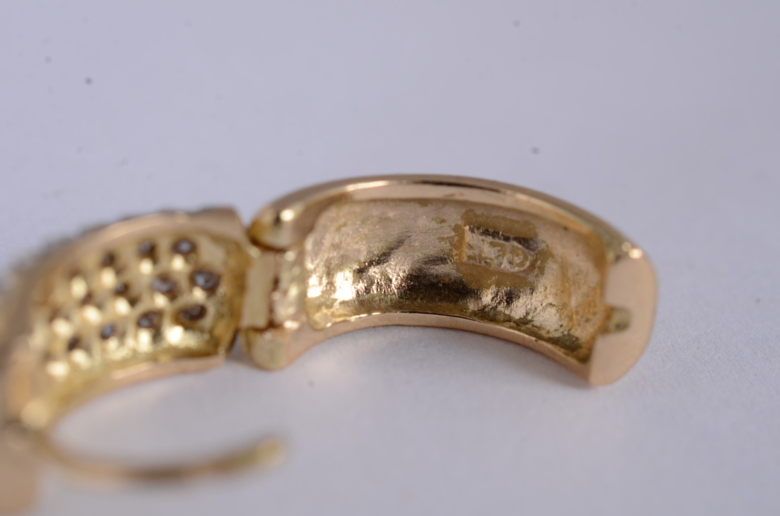 Par de brincos de ouro amarelo 18 k., feitio argolas cravejados com... - foto 5 de 5