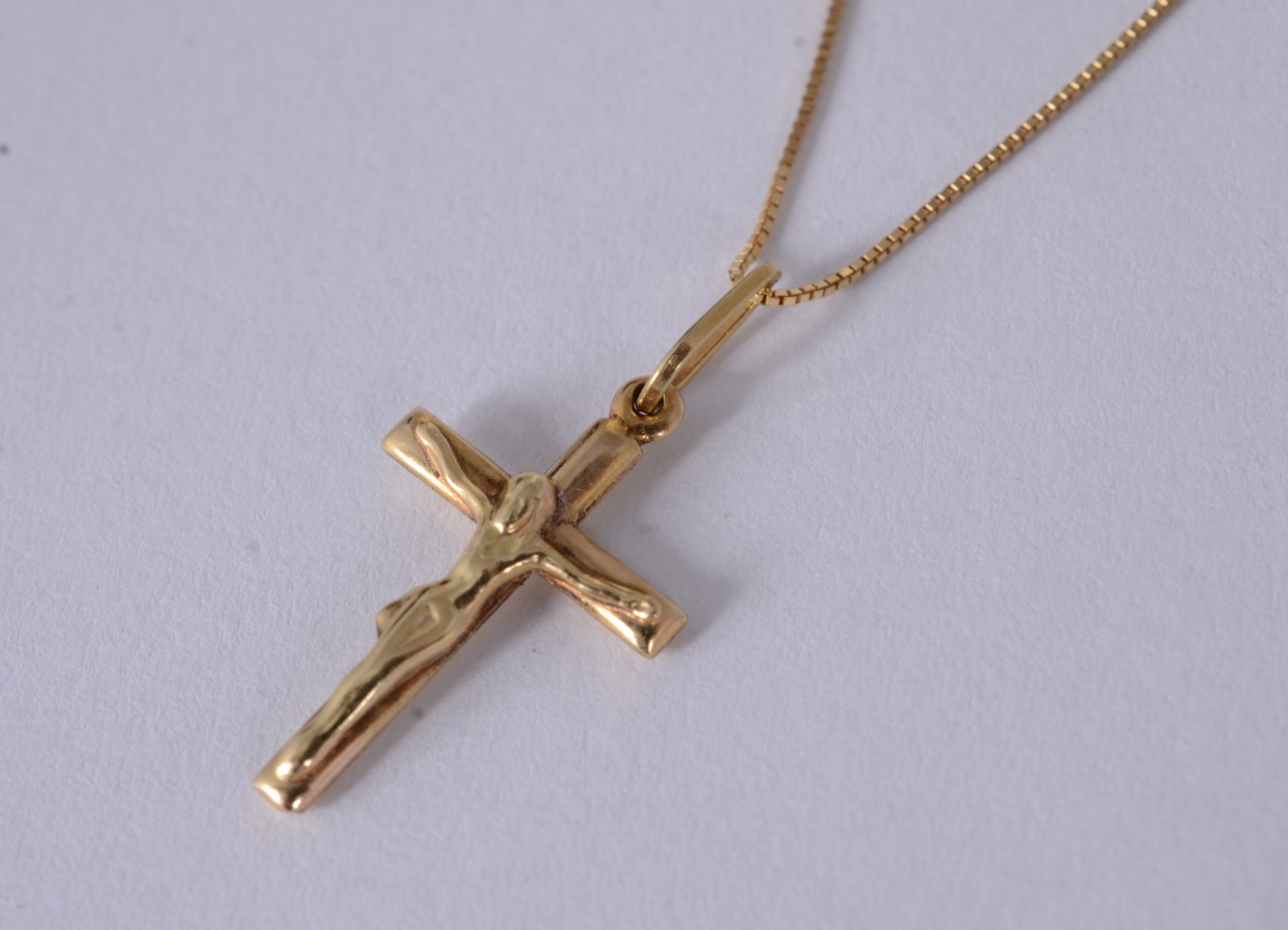 Colar de ouro amarelo 18 k., contraste 750mls com crucifixo. (Por... - foto 1 de 7