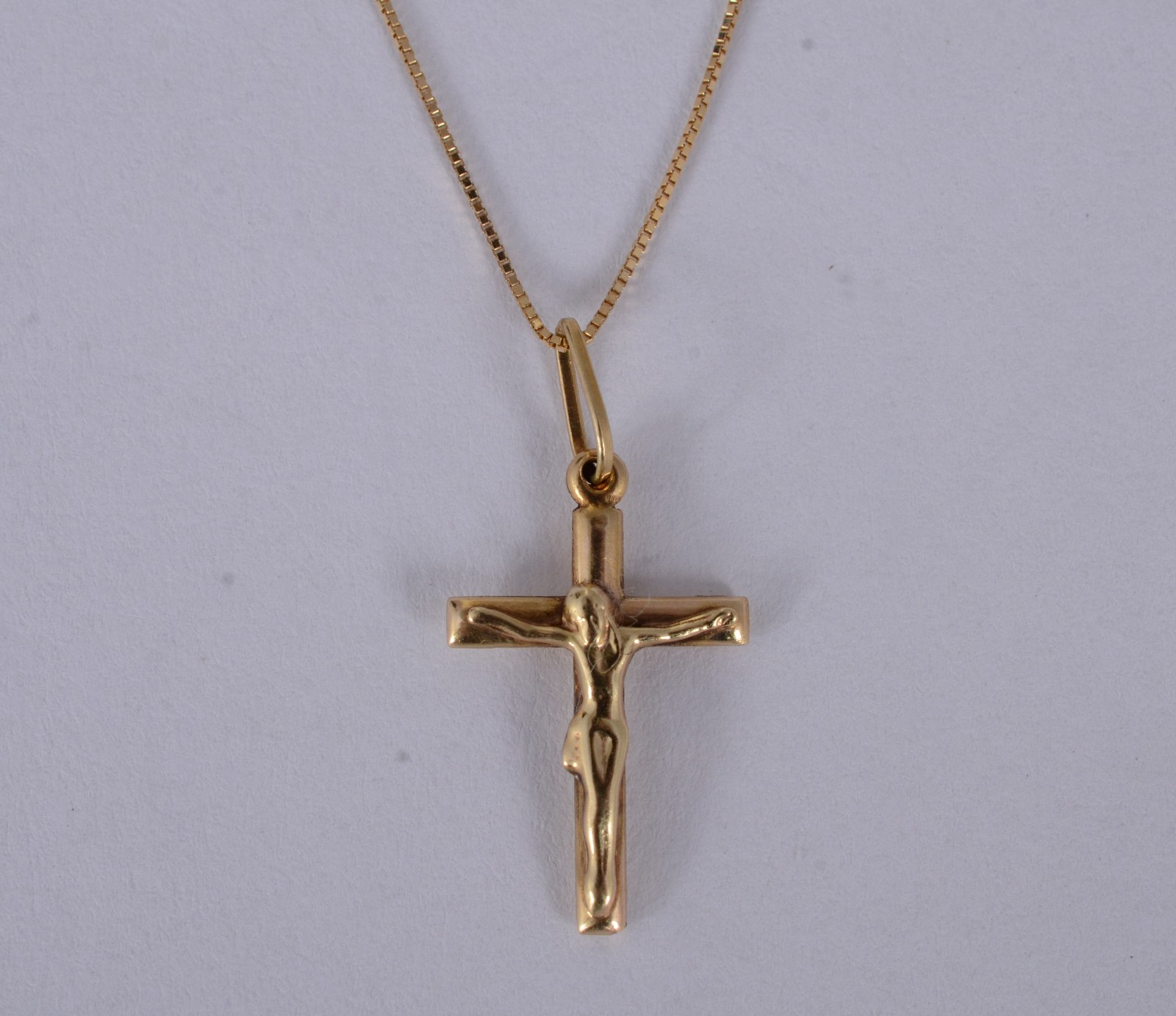 Colar de ouro amarelo 18 k., contraste 750mls com crucifixo. (Por... - foto 2 de 7