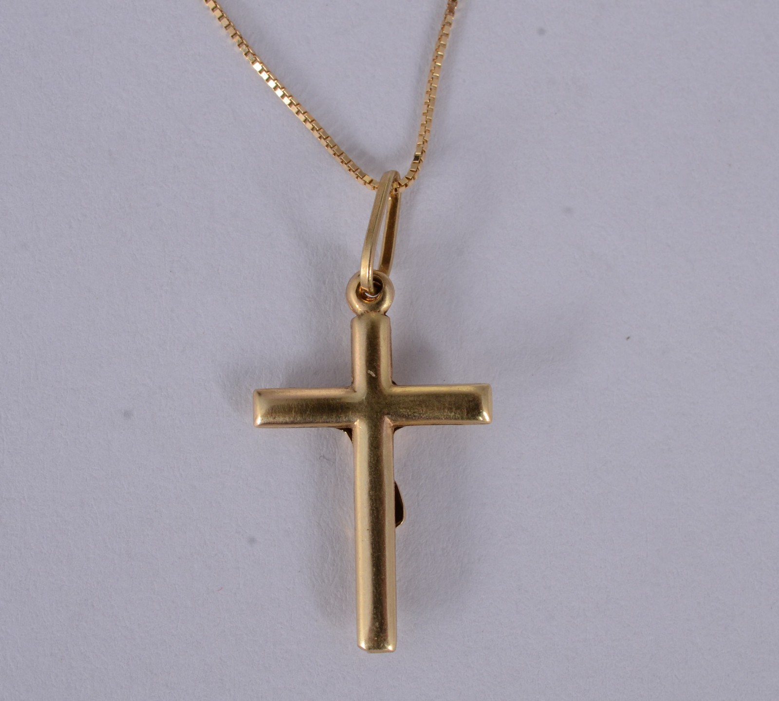 Colar de ouro amarelo 18 k., contraste 750mls com crucifixo. (Por... - foto 4 de 7