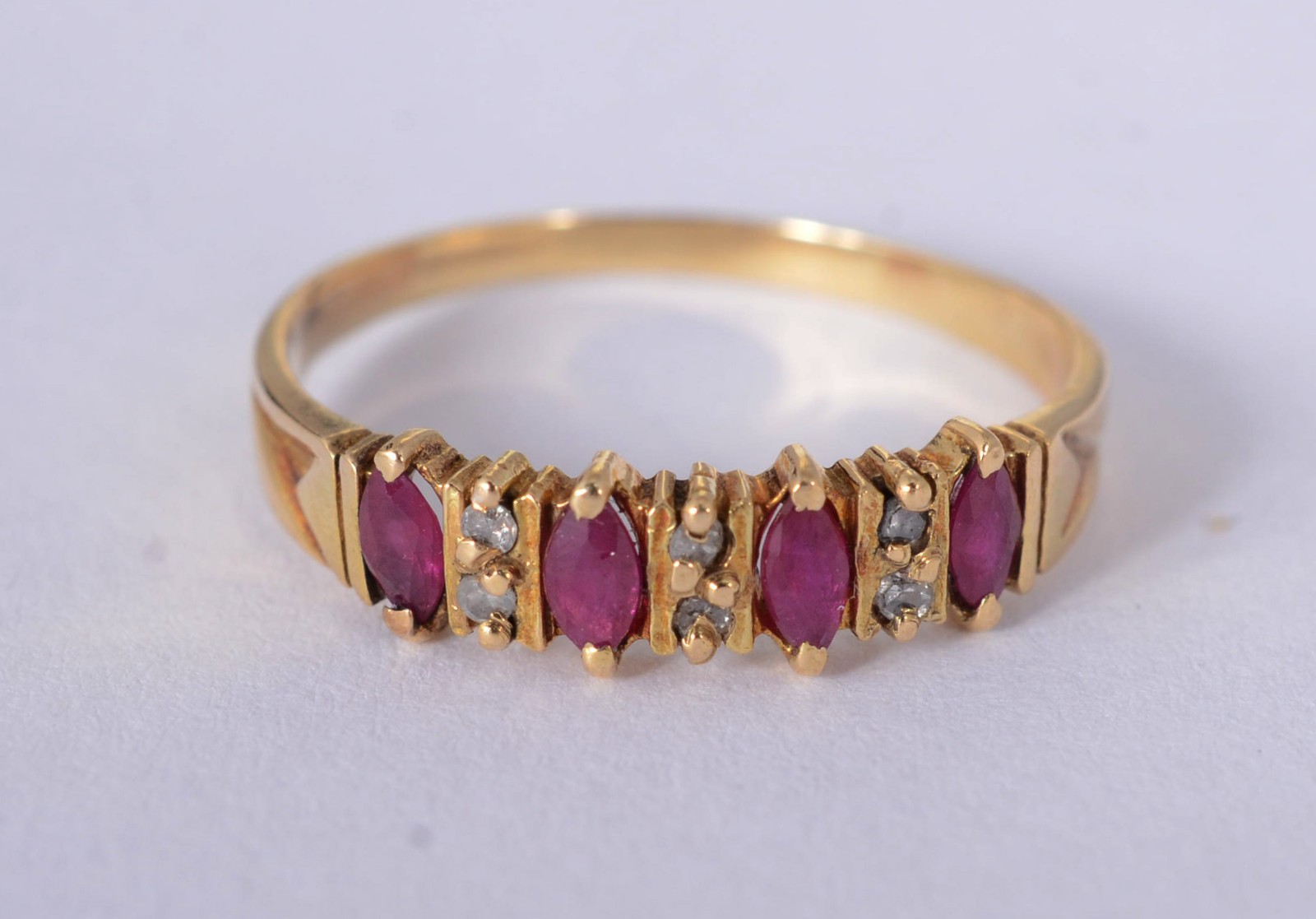 Anel de ouro amarelo 18 k., com 4 rubis e mini brilhantes, aro 19... - foto 1 de 6