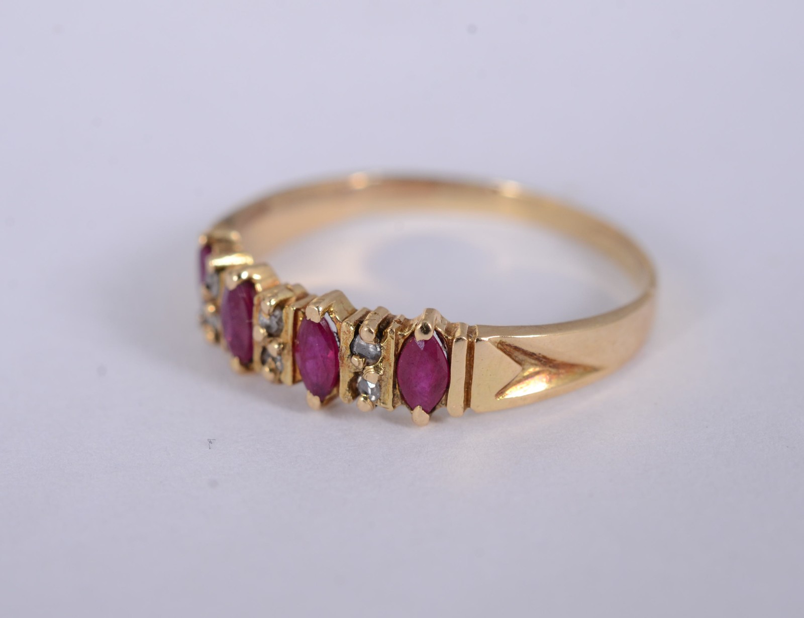 Anel de ouro amarelo 18 k., com 4 rubis e mini brilhantes, aro 19... - foto 2 de 6
