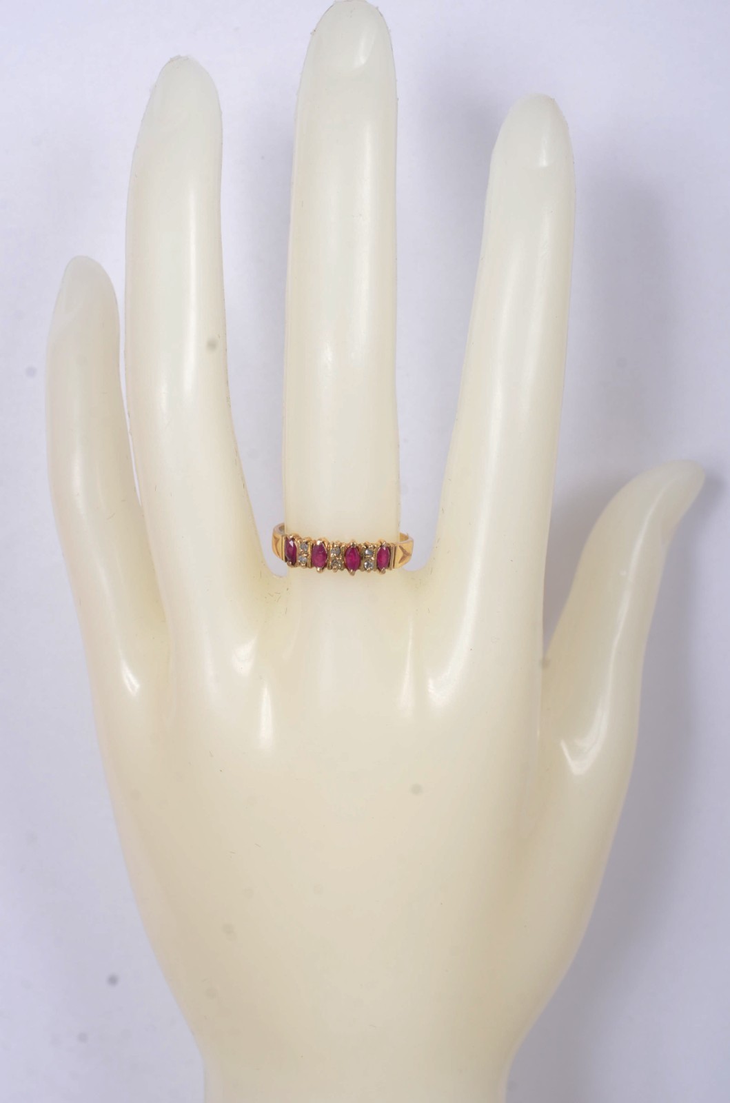 Anel de ouro amarelo 18 k., com 4 rubis e mini brilhantes, aro 19... - foto 3 de 6