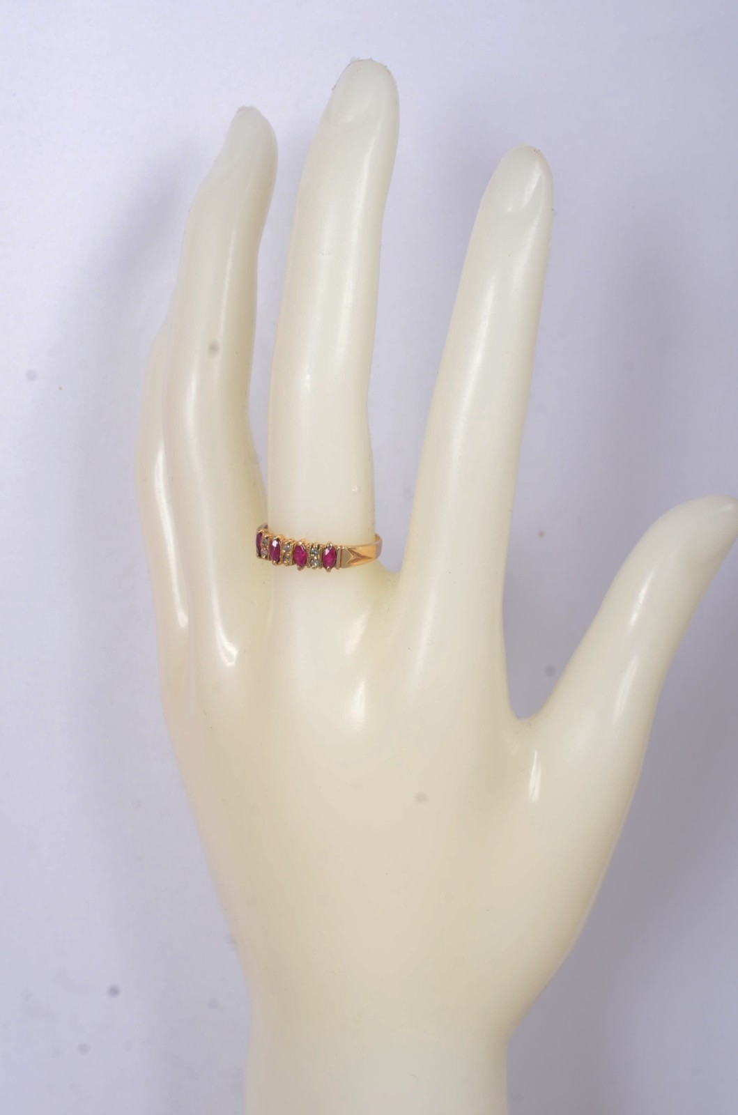 Anel de ouro amarelo 18 k., com 4 rubis e mini brilhantes, aro 19... - foto 4 de 6