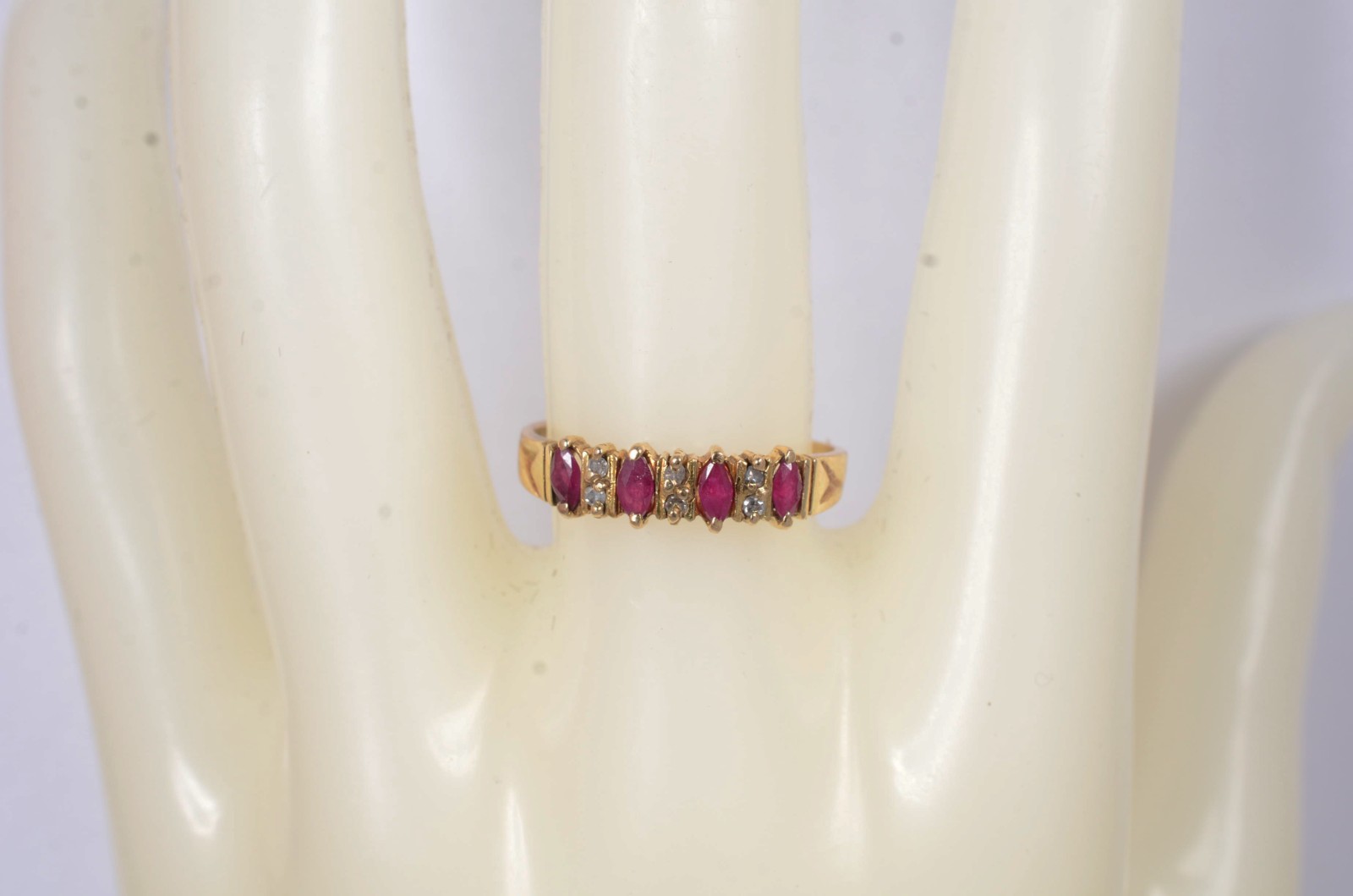 Anel de ouro amarelo 18 k., com 4 rubis e mini brilhantes, aro 19... - foto 5 de 6