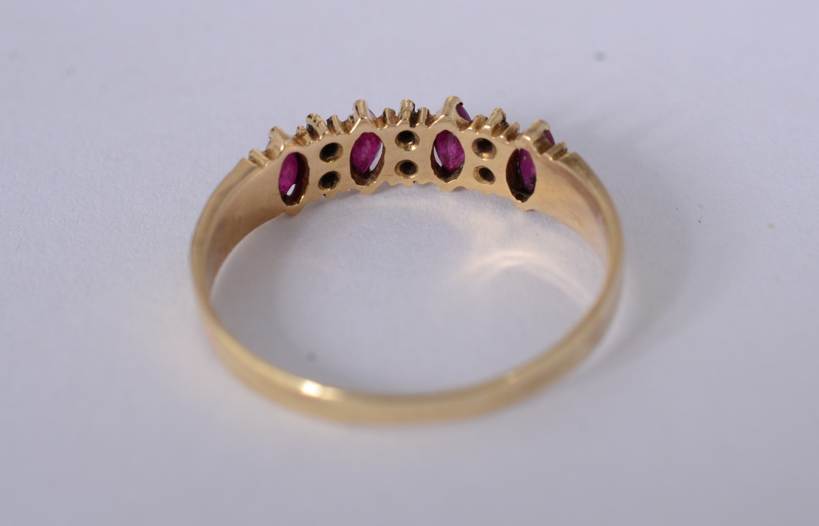 Anel de ouro amarelo 18 k., com 4 rubis e mini brilhantes, aro 19... - foto 6 de 6
