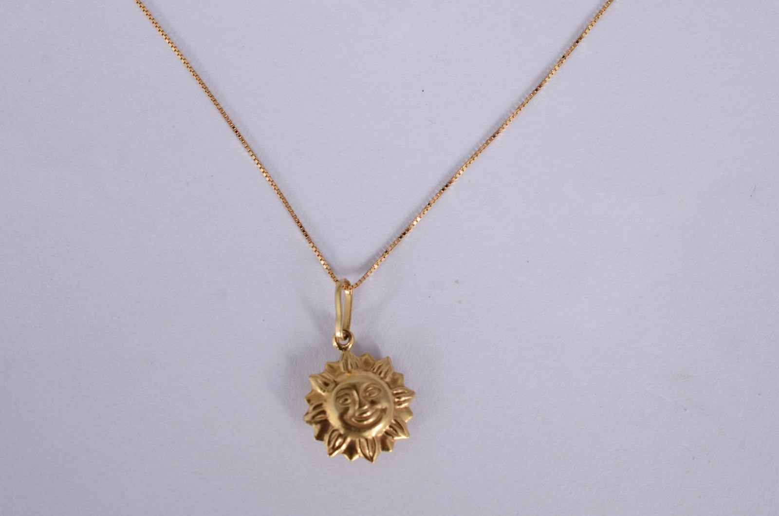 Colar de ouro amarelo 18k., contraste 750mls com pingente feitio sol... - foto 1 de 4