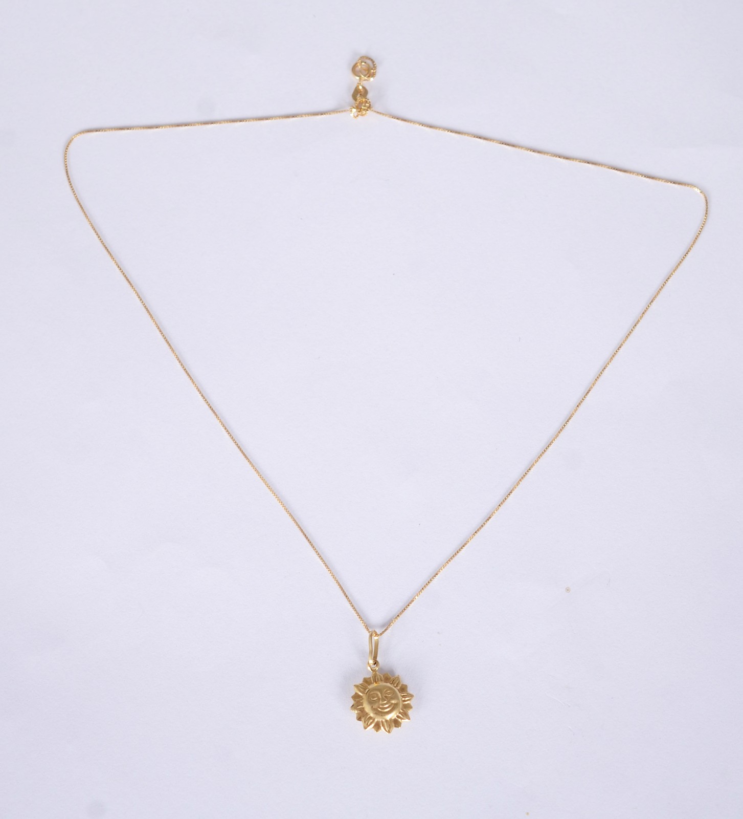 Colar de ouro amarelo 18k., contraste 750mls com pingente feitio sol... - foto 2 de 4