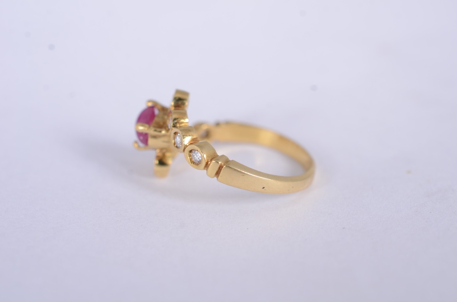 Anel de ouro amarelo 18k., contraste 750mls com 2 brilhantes e rubi... - foto 2 de 9