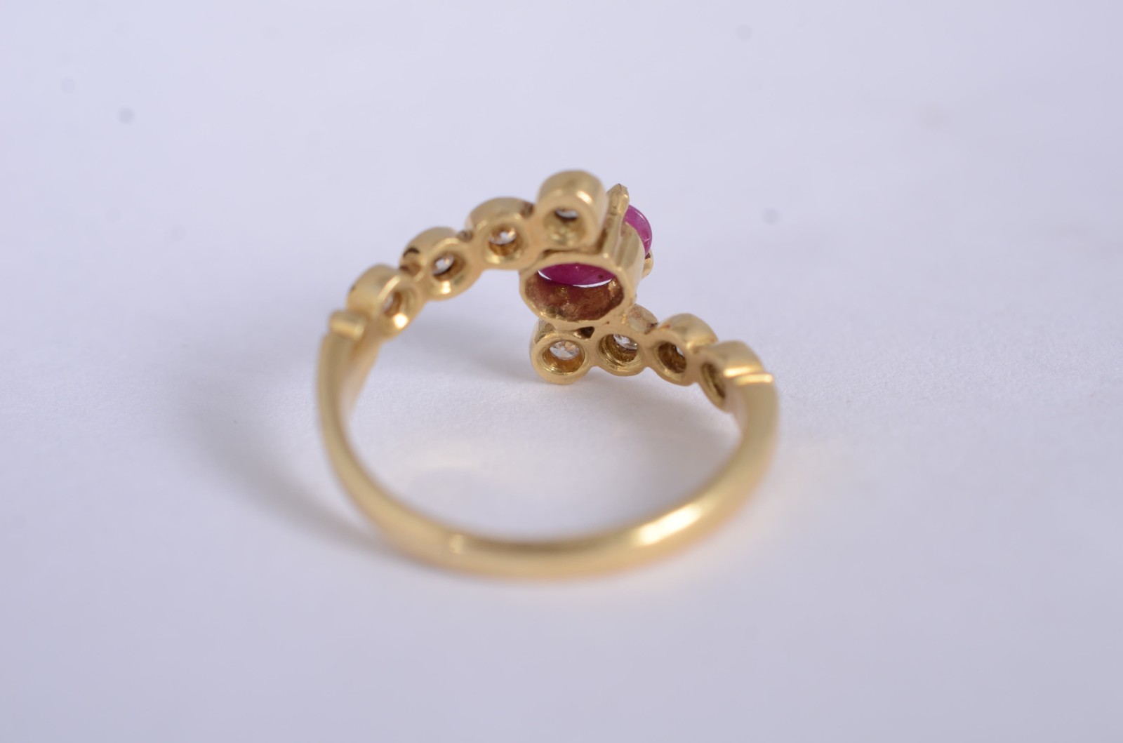 Anel de ouro amarelo 18k., contraste 750mls com 2 brilhantes e rubi... - foto 4 de 9