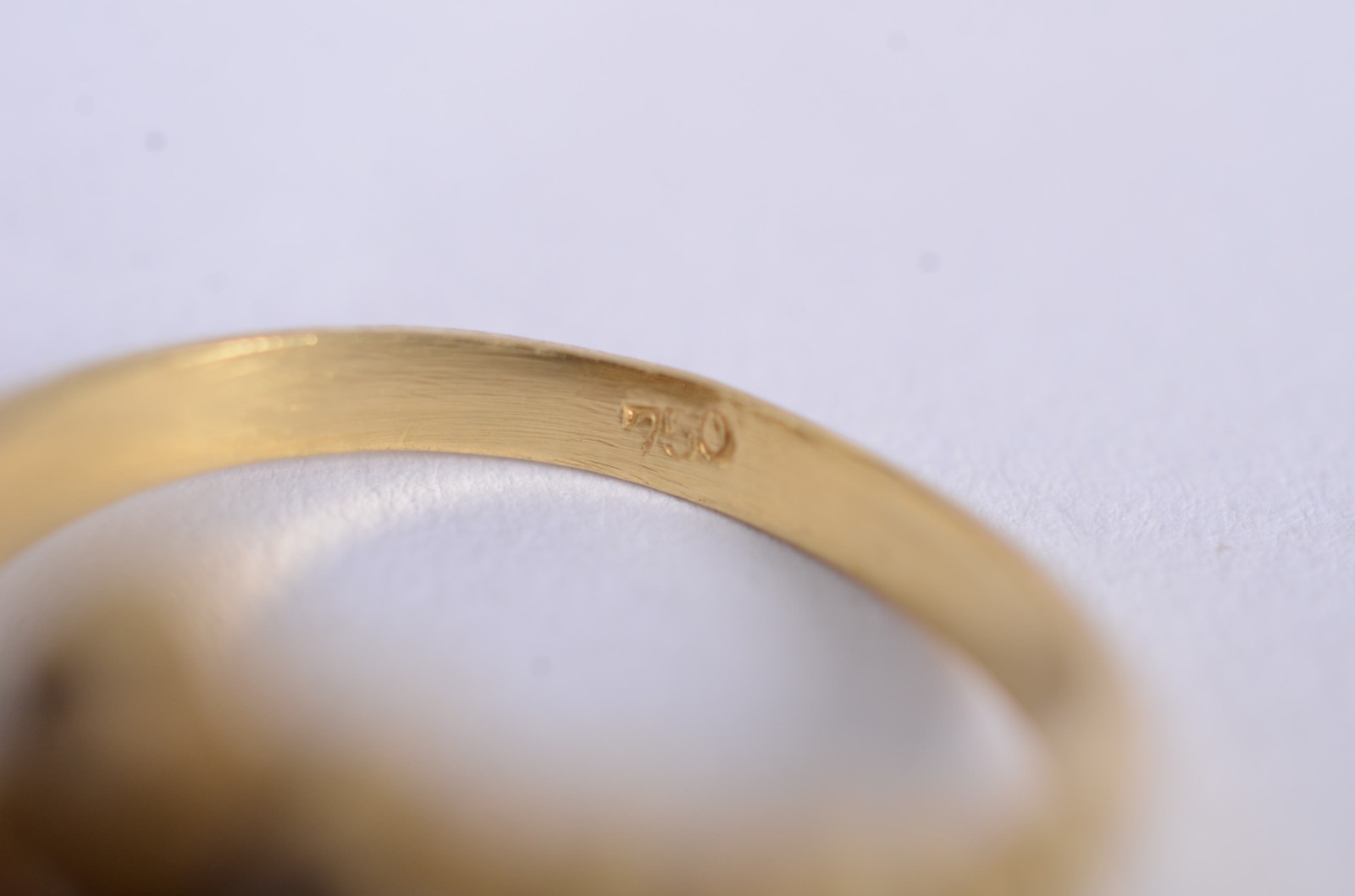 Anel de ouro amarelo 18k., contraste 750mls com 2 brilhantes e rubi... - foto 6 de 9