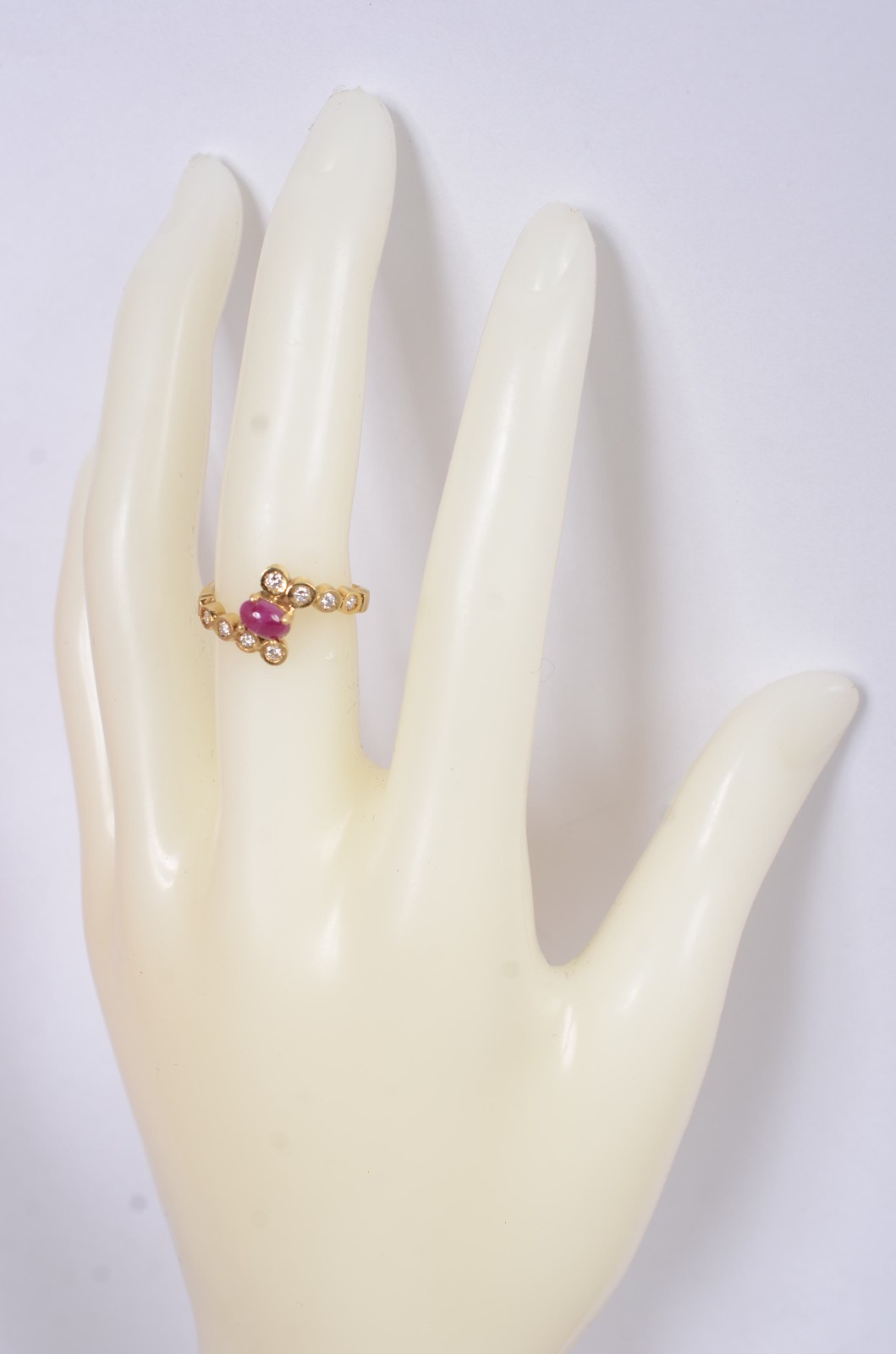 Anel de ouro amarelo 18k., contraste 750mls com 2 brilhantes e rubi... - foto 7 de 9