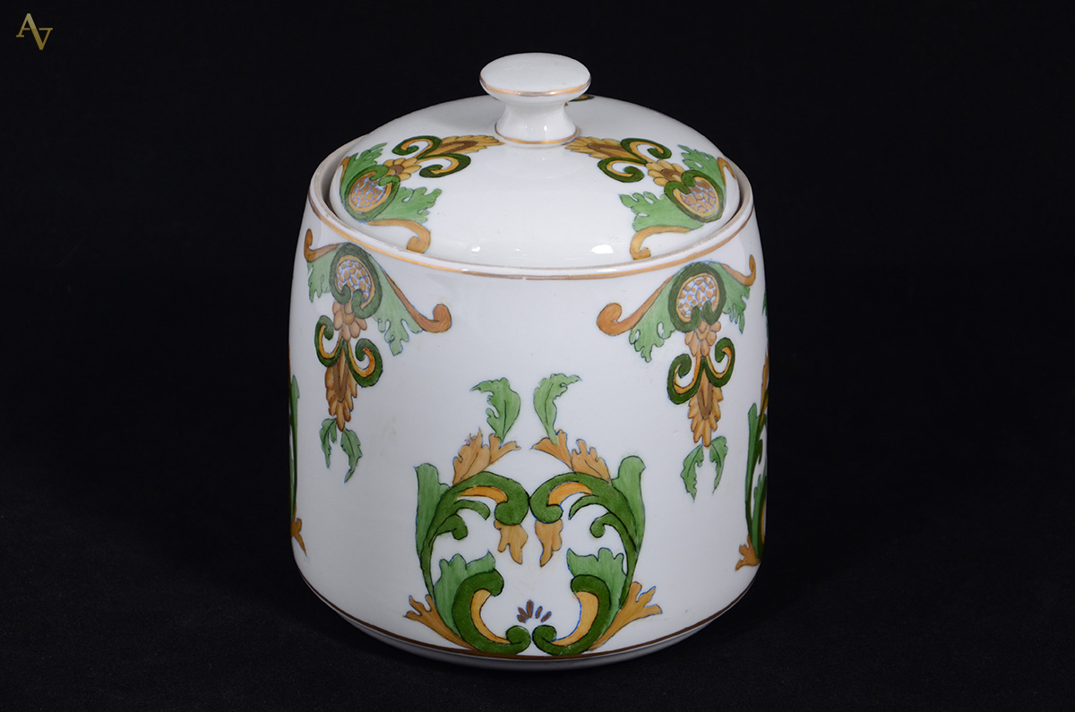 Bomboniere de porcelana com guirlandas em tons de verde. Altura 20 cm.