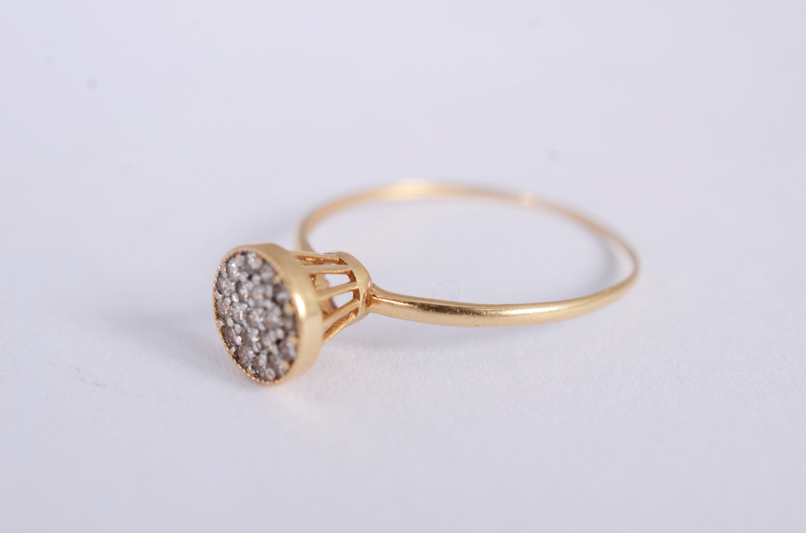 Anel de ouro amarelo 18k., contraste 750, feitio chuveiro cravejado... - foto 2 de 6