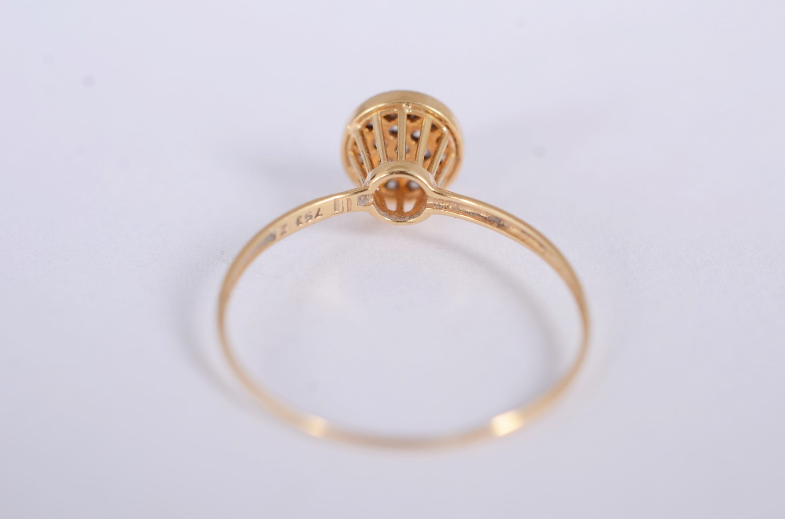 Anel de ouro amarelo 18k., contraste 750, feitio chuveiro cravejado... - foto 4 de 6