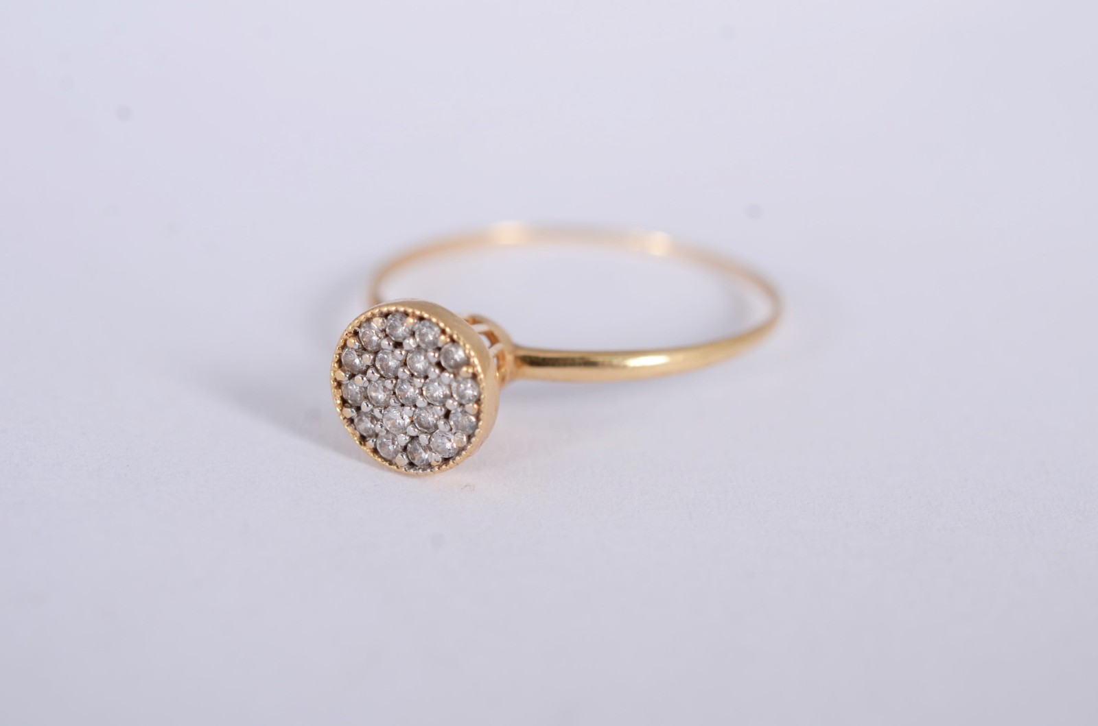 Anel de ouro amarelo 18k., contraste 750, feitio chuveiro cravejado... - foto 1 de 6