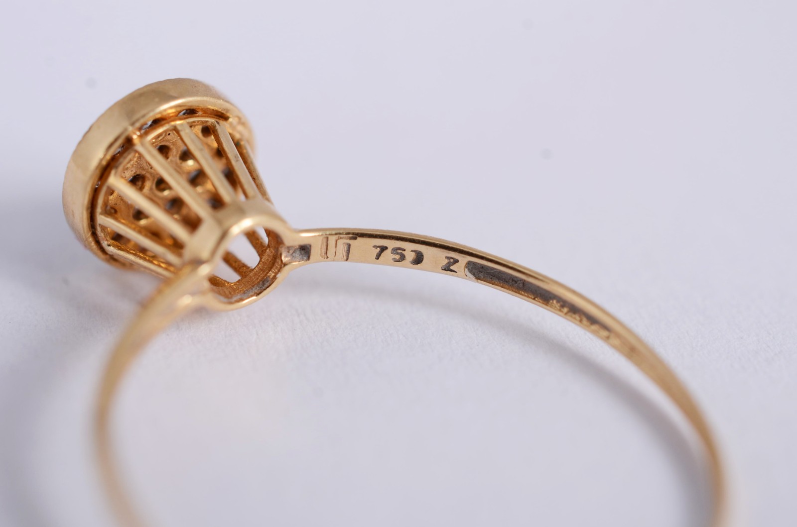 Anel de ouro amarelo 18k., contraste 750, feitio chuveiro cravejado... - foto 6 de 6
