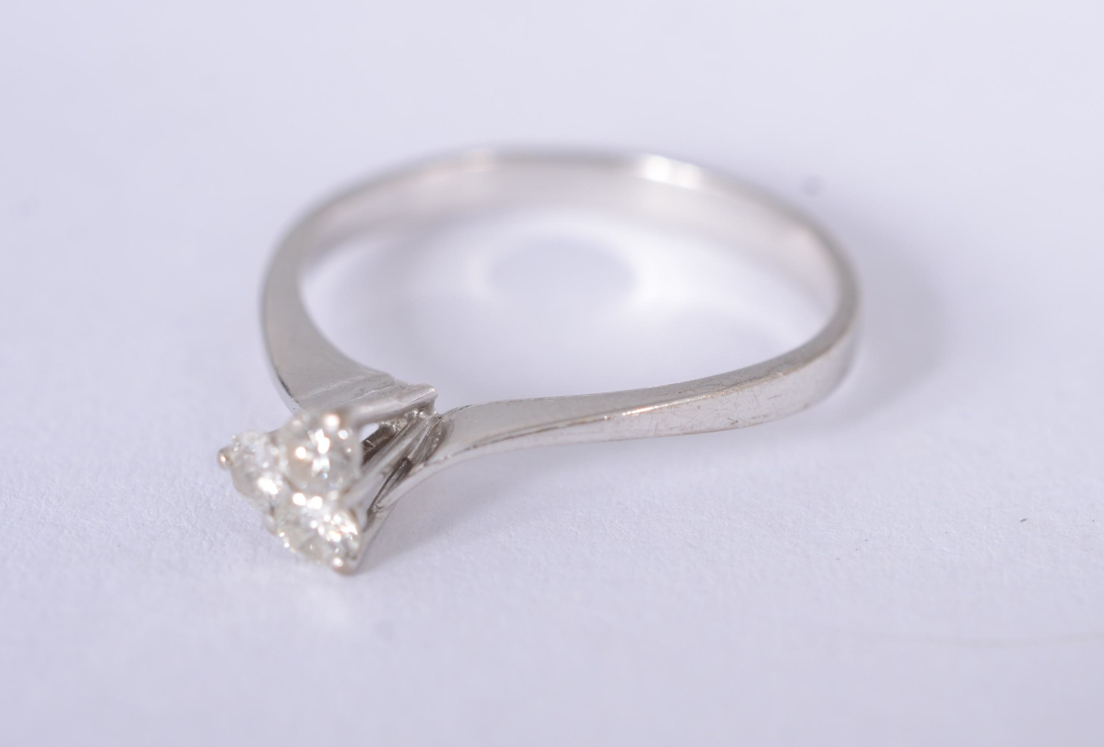 Anel de ouro branco 18 k., com 3 brilhantes, aro 15. (Por motivos de... - foto 1 de 7