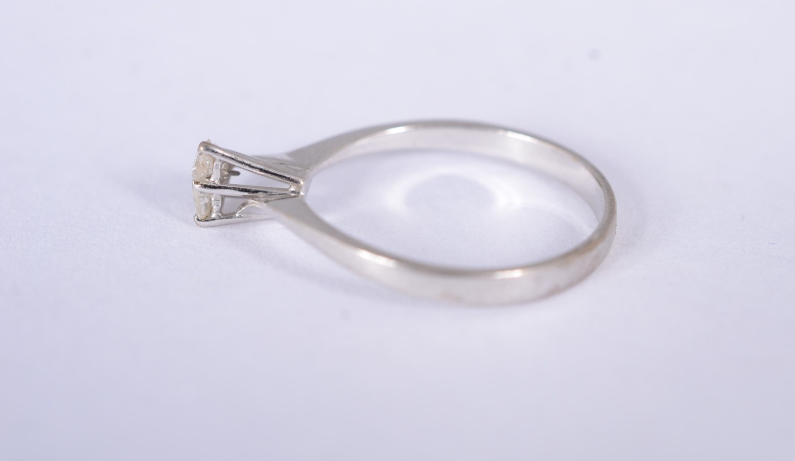 Anel de ouro branco 18 k., com 3 brilhantes, aro 15. (Por motivos de... - foto 2 de 7