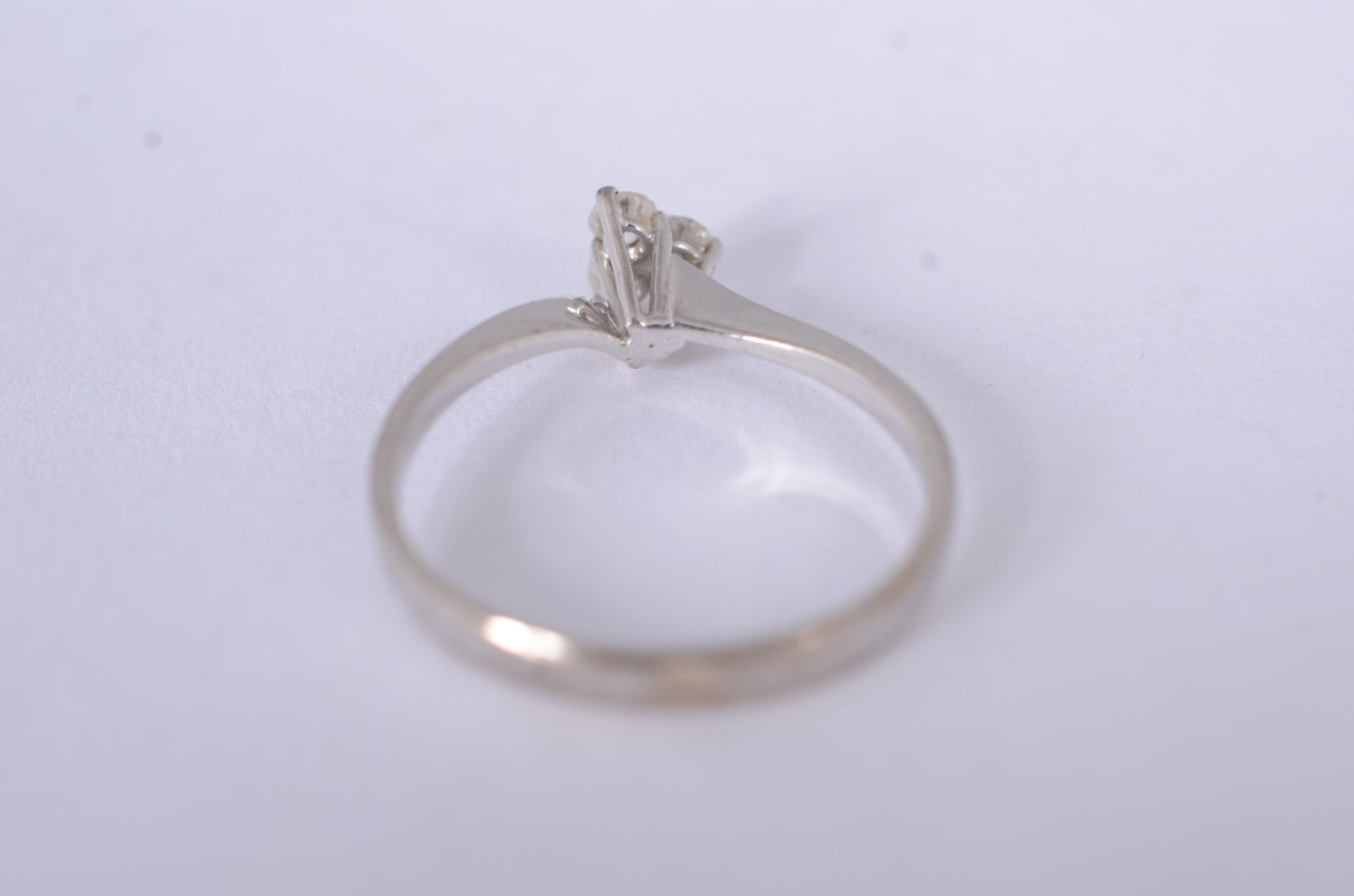 Anel de ouro branco 18 k., com 3 brilhantes, aro 15. (Por motivos de... - foto 3 de 7