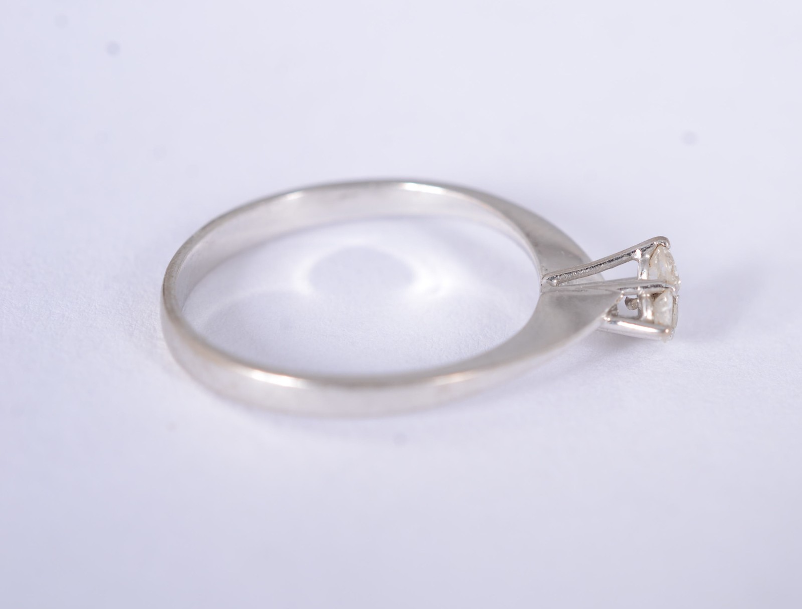 Anel de ouro branco 18 k., com 3 brilhantes, aro 15. (Por motivos de... - foto 4 de 7