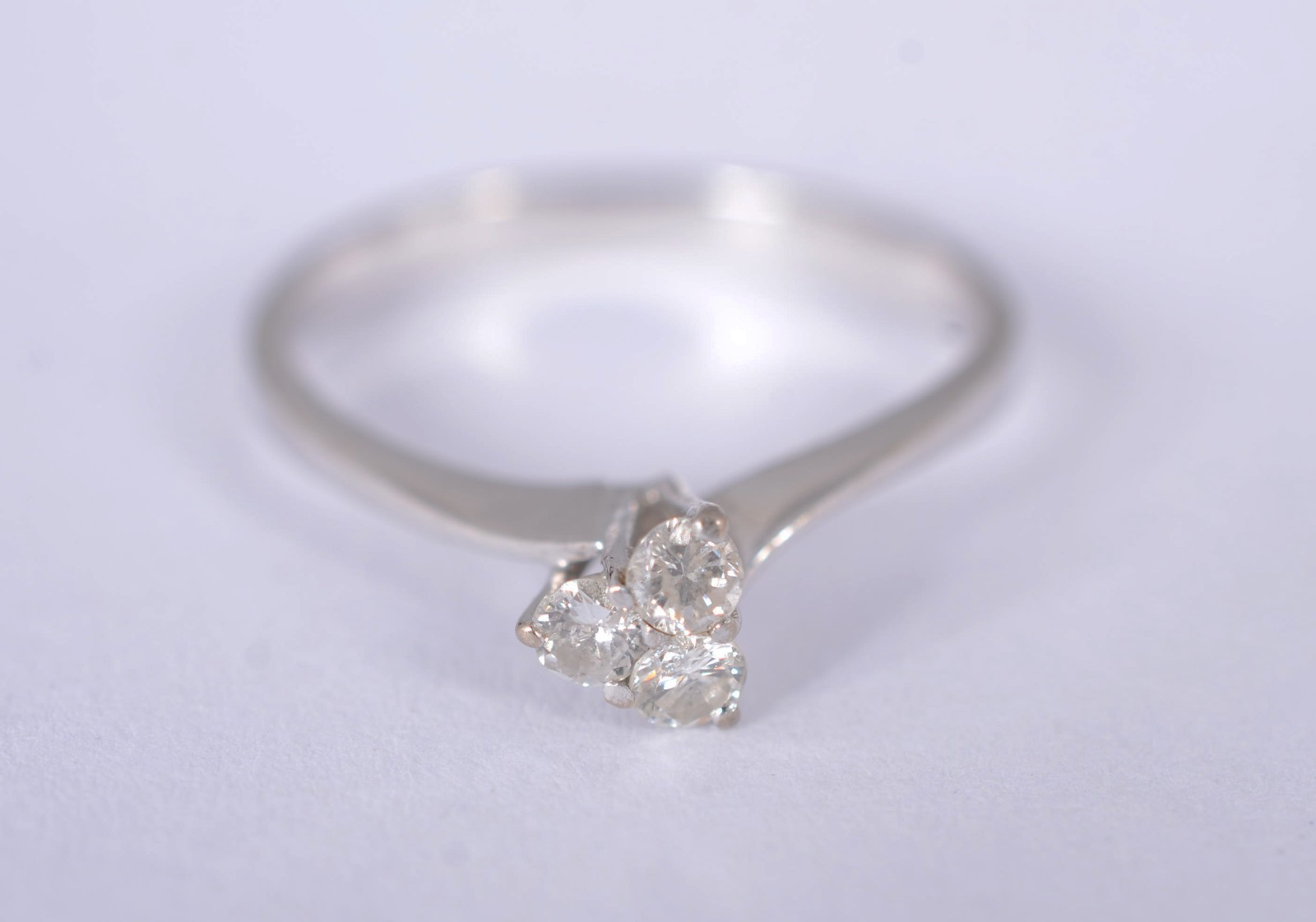 Anel de ouro branco 18 k., com 3 brilhantes, aro 15. (Por motivos de... - foto 5 de 7